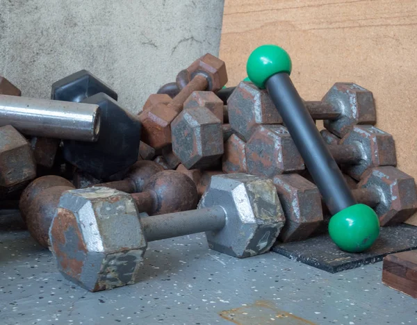 Montón desordenado de pesas en un rincón del gimnasio — Foto de Stock
