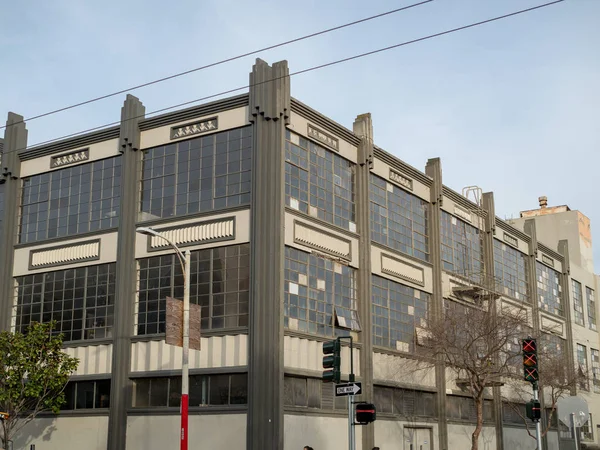 Antiguo almacén con ventanas sucias en una zona urbana — Foto de Stock