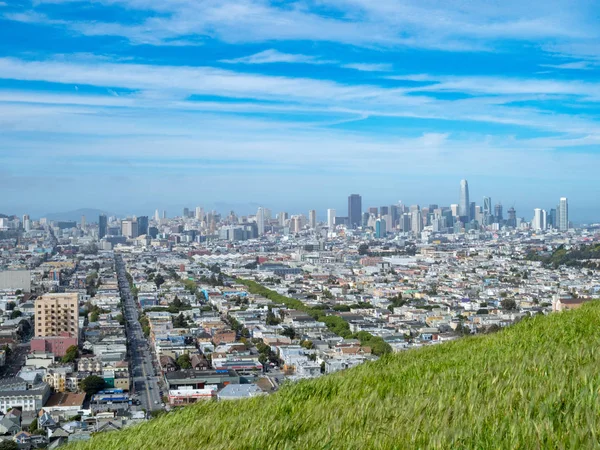 Campo de hierba con vistas al paisaje urbano de San Francisco —  Fotos de Stock