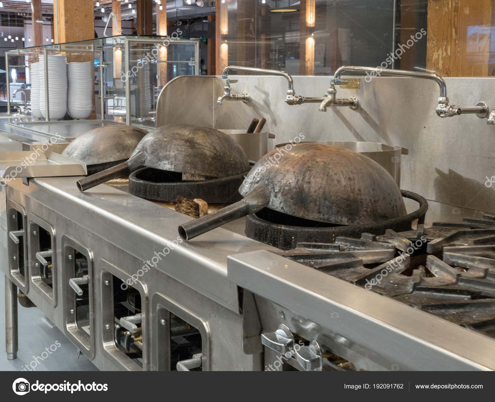 Woks Prontos Para Cozinhar Na Cozinha Industrial Iluminada Stock Woks Prontos Para Cozinhar Na Cozinha Industrial Iluminada Stock