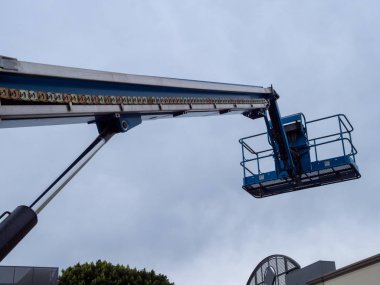 Vinç ile yükselen güç hattı onarım sepeti