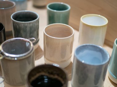 Ekranda Japon porselen bardak satır
