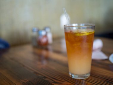 Koyu rom bir tabloda bir restoranda kokteyl