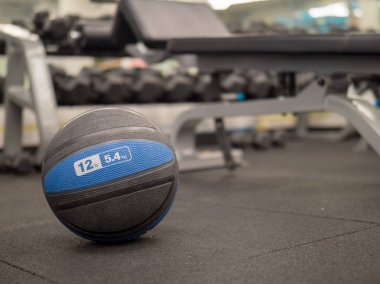 Modern bir spor salonu, sağlık topu