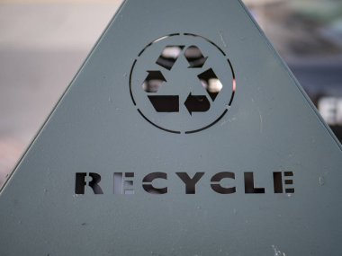 Güneşli bir günde dışarıda çöp logosuna geri dönüşüm