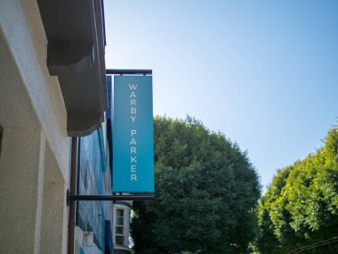 San Francisco - 28 Şubat 2017: San Francisco perakende satış yerini Warby Parker işareti.