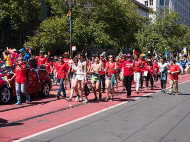 Yürüyüşçülerin 2017 Sf Gay Pride Parade, kalabalık. 