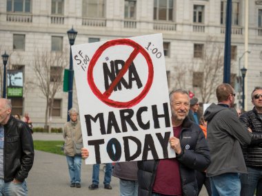 San Francisco'da Mart Our Lives için anti-Nra tabelaya ralli 