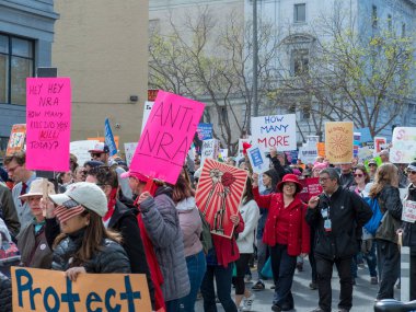 Anti Nra yürüyüşçülerin Our Lives için Mart itibariyle San Franci ralli