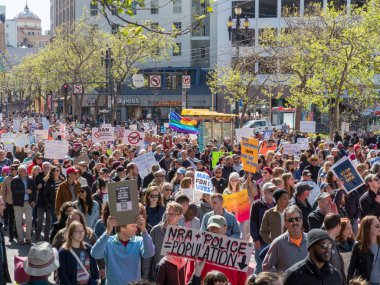 Silah karşıtı ve anti Nra yürüyüşçülerin Our Lives ralli S için Mart