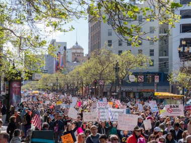 Çapraz aşağı Market St yürüyüşçülerin Our Lives için askeri yürüyüş, ralli