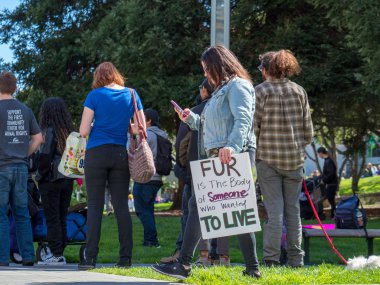 Gösterici bir işareti bir anti-kürk mitingde tutar.