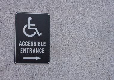 Binanın yan tarafında erişilebilir giriş işareti