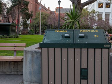 Park alanı sola ile çöp ve Geri Dönüşüm Kutusu'na