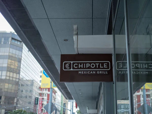 Logotipo de Chipotle Mexican Grill en una tienda en el centro de San Fran — Foto de Stock
