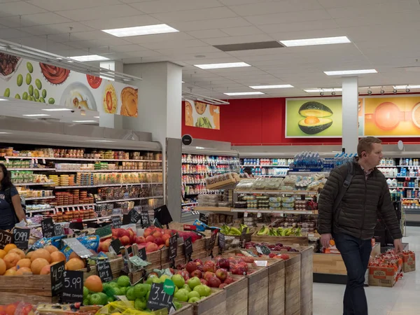 Alışveriş bakkal bölümde öğeler yerel hedeflerinin satın.