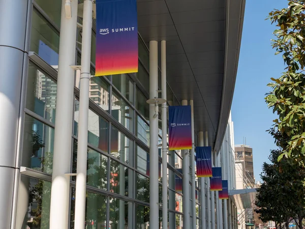 Fila de banners de Cumbre de Amazon Web Services (AWS) en San Francisco — Foto de Stock