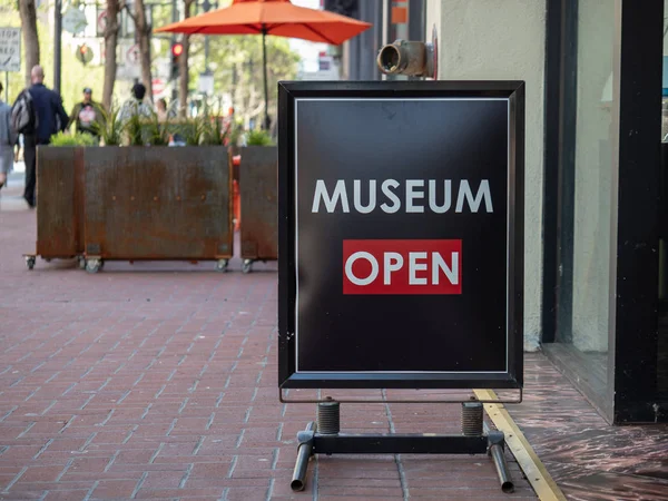 Museo abierto jalá signo sentado fuera del edificio — Foto de Stock