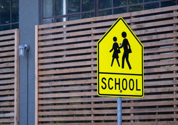 Warnschild für Schulzone an Straße angebracht — Stockfoto