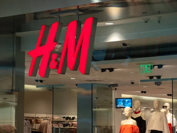 Logotipo de H & M en una tienda . — Foto de Stock