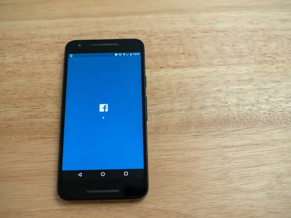 Imagen del teléfono Android con carga de aplicaciones de Facebook — Foto de Stock