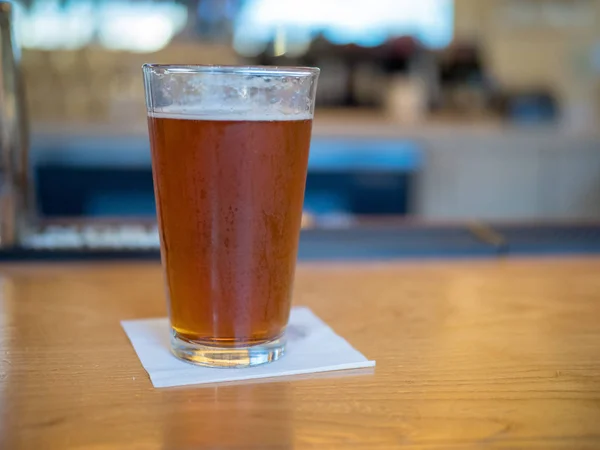 Пиво сидить на столі на барній стійці — стокове фото