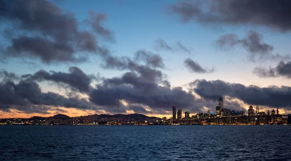 Skyline de San Francisco desde un barco cerca de Oakland — Foto de Stock