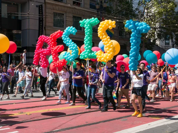 Demonstranten halten ein Transparent mit der Aufschrift "Widerstand" beim San Francisco Pride Para 2017 — Stockfoto