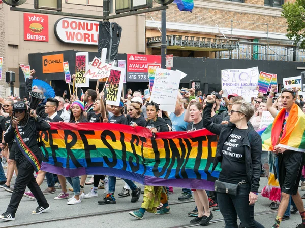 ""Resistance" -Demonstranten marschieren 2017 bei San Francisco Pride Parade — Stockfoto