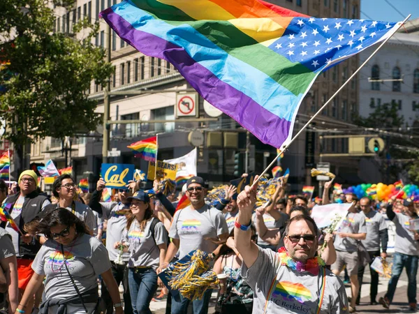 Marcher drží Lgbt / nás hybridní vlajku na Pr San Francisco 2017 — Stock fotografie