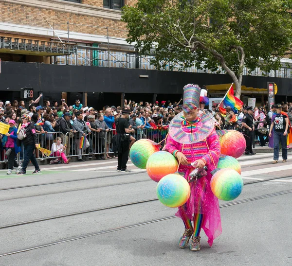 Hombre con traje de globo en el Desfile del Orgullo Gay de San Francisco 2017 — Foto de Stock