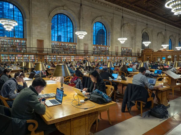 Nypl gül okuma salonunda okuyan insanlar