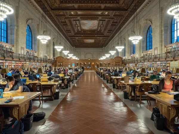 Amplia vista de los clientes que estudian en la Rose Reading Room en NYPL — Foto de Stock