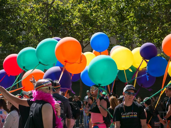 Шарики и марширующие на параде SF Pride Parade 2017 — стоковое фото
