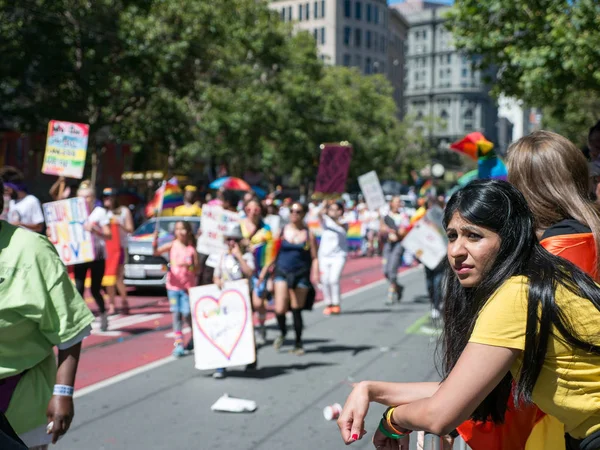 Frau nimmt an der sf-Pride-Parade 2017 teil — Stockfoto