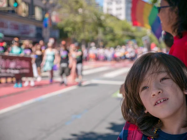 Niño toma en el Desfile del Orgullo Gay de San Francisco 2017 — Foto de Stock