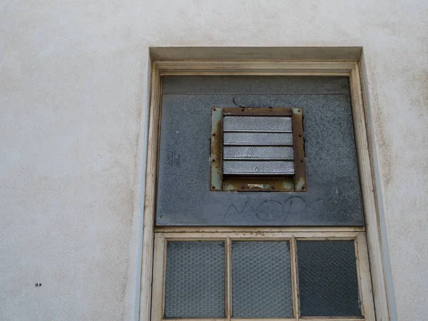 Ржавая Вентиляция Окне Перед Городским Зданием — стоковое фото