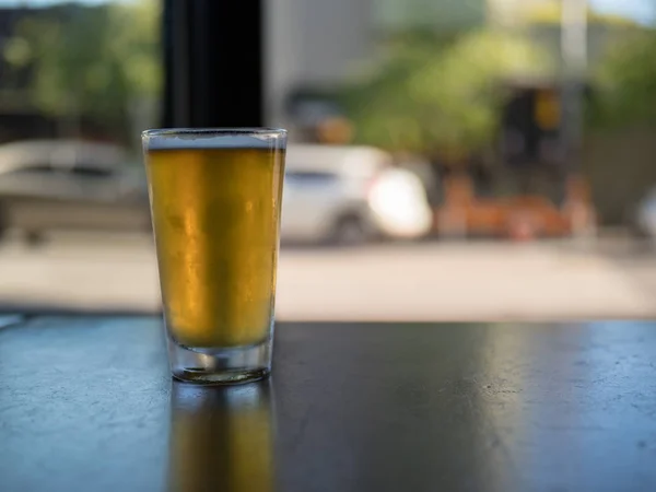 Cerveza helada en un bar al aire libre — Foto de Stock
