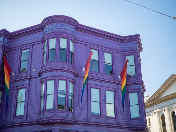 Casa roxa com orgulho LGBT bandeira do arco-íris pendurado — Fotografia de Stock