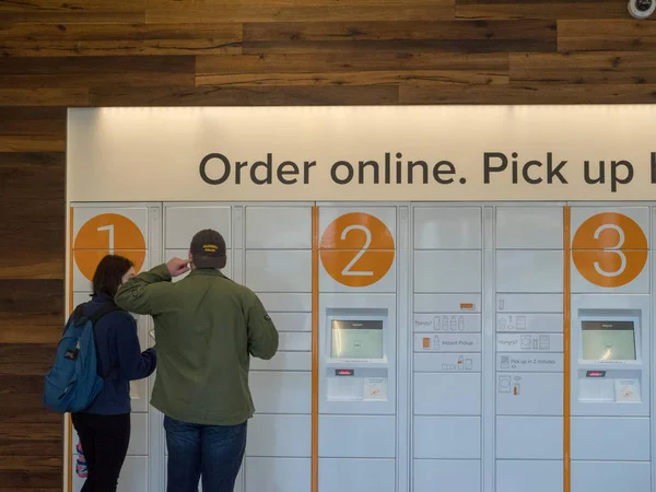 Dos clientes usando Amazon Locker — Foto de Stock