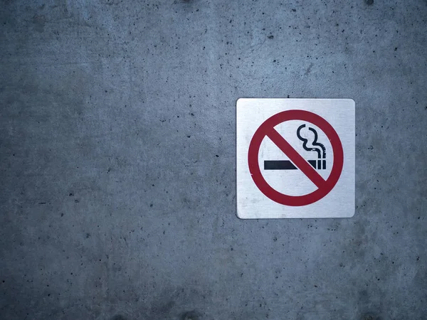 Signo de no fumar pegado a una pared — Foto de Stock