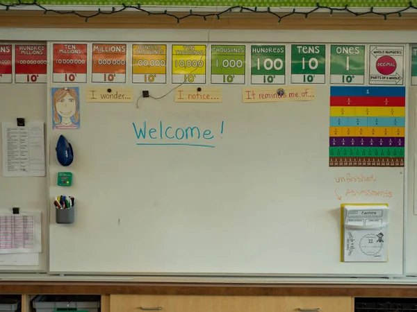 İlkokul sınıf beyaz tahta ile yazılı hoş geldiniz