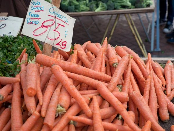 Zanahorias en venta en el mercado de agricultores — Foto de Stock