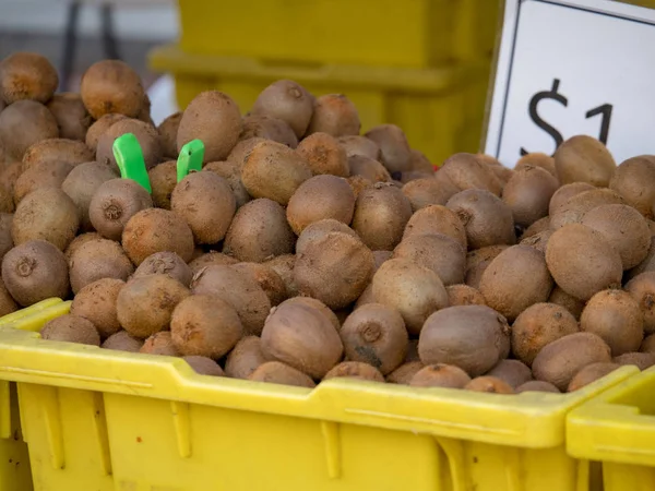Kiwis a la venta en el mercado de agricultores — Foto de Stock