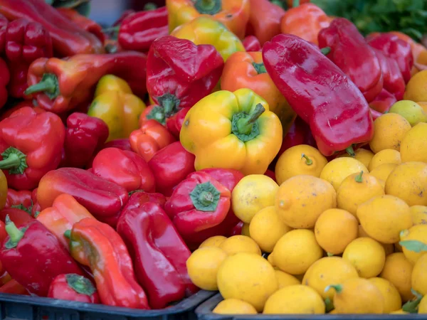 Pimientos Rojos Limones Venta Stand Mercado Agricultores — Foto de Stock