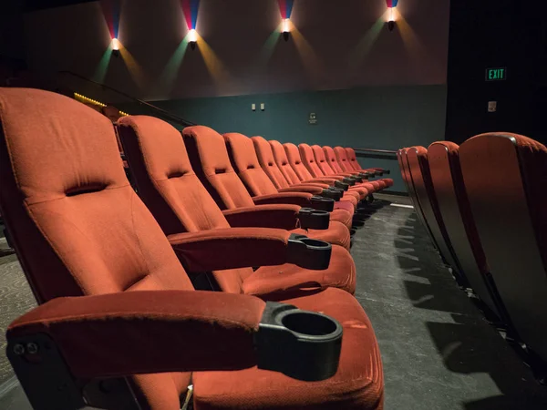 Antiguo teatro de cine de la escuela asientos naranja — Foto de Stock