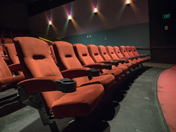 Antiguo teatro de cine de la escuela asientos naranja primera fila — Foto de Stock