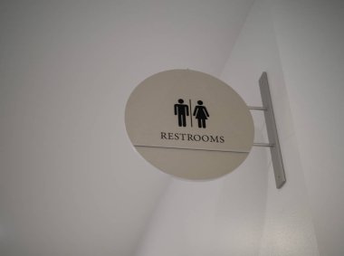 Kadın/erkek çelik, yüksek asılı modern tuvalet işareti