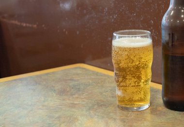 Bira bardağı ve Side'ye büyük bira şişesi