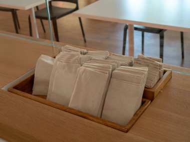 Satır bir kafeterya sergilenen kağıt havlu ve peçete  